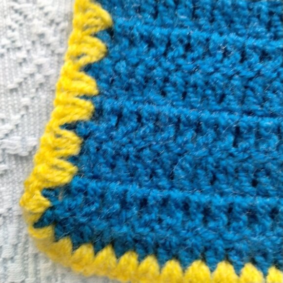 Vintage 80's Small Crochet Apron Blue & Yellow in Great Condition - Picture 4 of 9